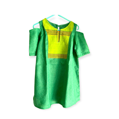 Robe pour fillette en fil a fil patchée avec pagne tissée du Burkina | Couleur verte | disponible en 2ans, 4ans et 6ans